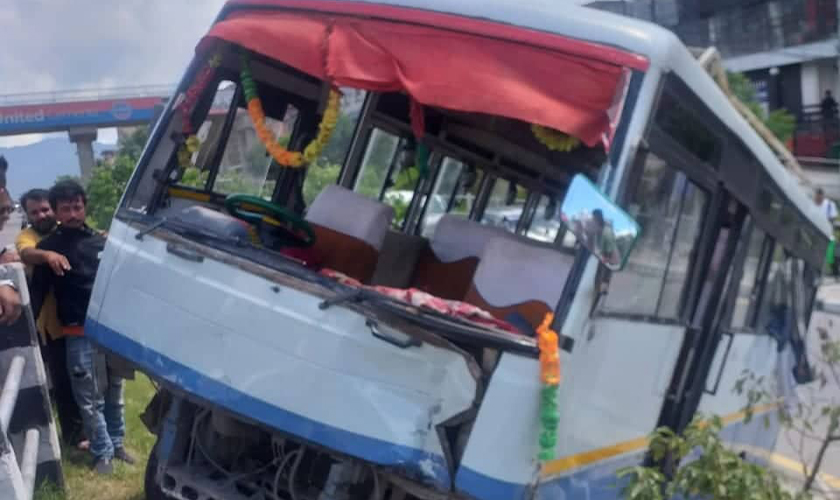 ललितपुरको बागडोलमा बस दुर्घटना, ८ जना घाइते