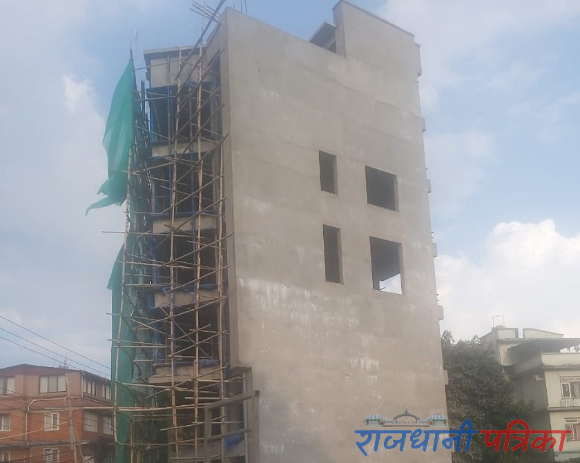 किशोर–किशोरी सँगै ६ तलामा पुगे, अँगालोमा बेरिएर हाम्फाले !