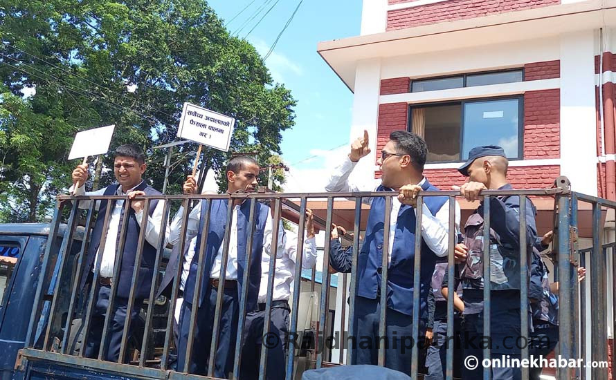निजामती ऐनको मस्यौदाले कर्मचारीमै विभाजन, मुख्यमन्त्री कार्यालयबाटै ५ जना कर्मचारी पक्राउ