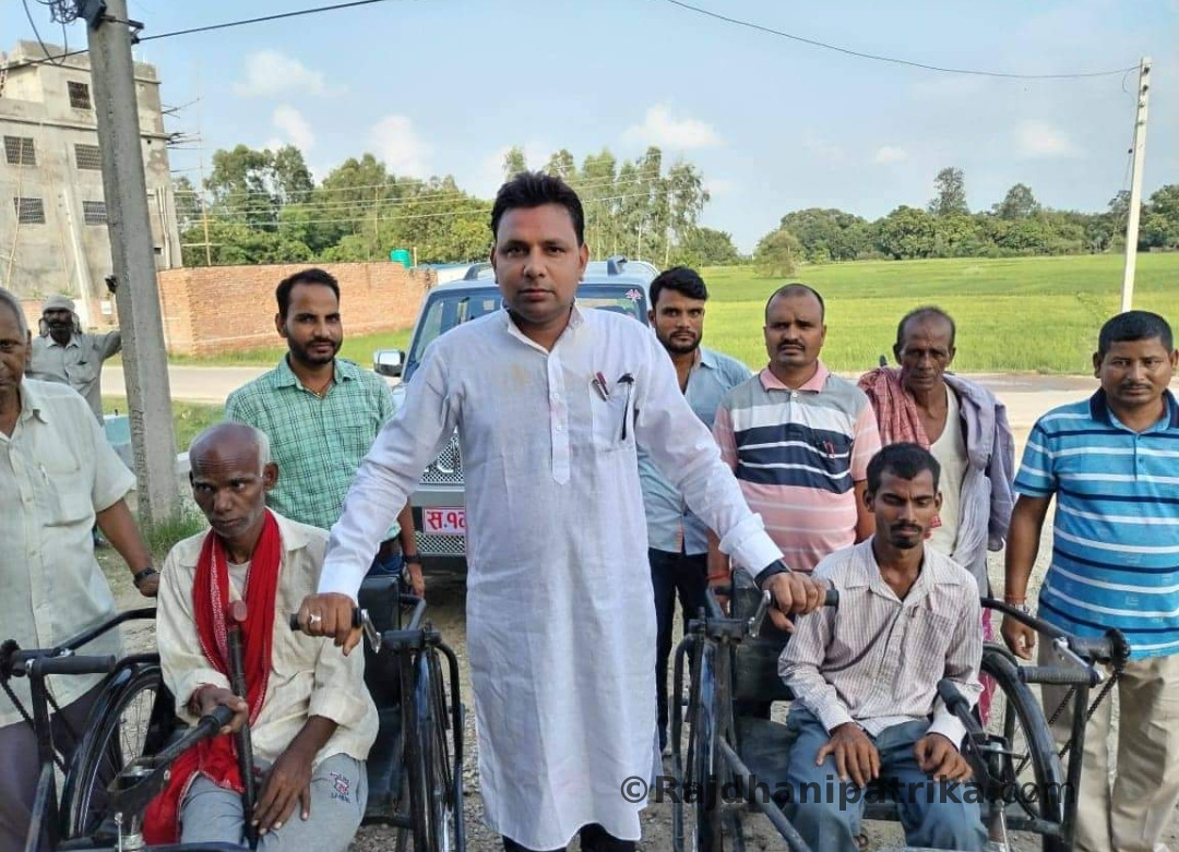 बलान बिहुल गाँउपालिकामा अध्यक्ष यादव द्वारा अपाङ्गलाई हाथे साईकल वितरण