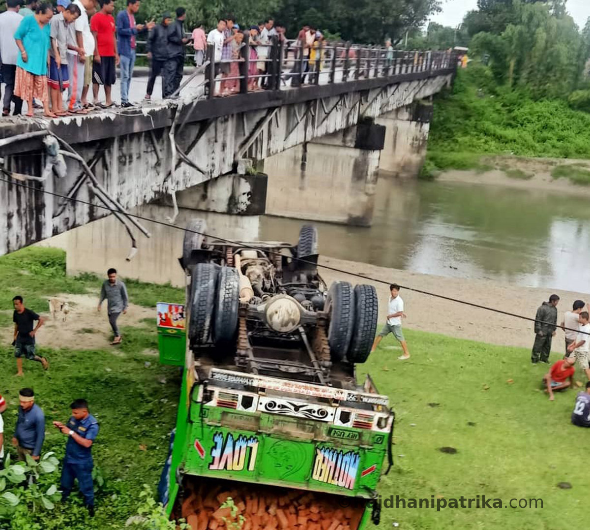 ट्रकको ठक्करबाट आमाको मृत्यु, छोरीसहित तीनजना घाइते