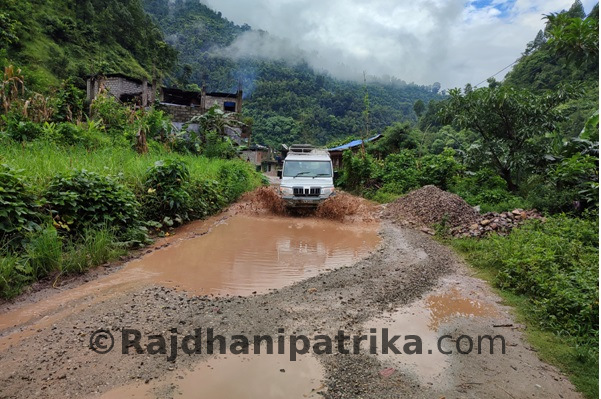 बागलुङका ग्रामीण सडक बर्खामा बन्द, हिउँदमा खुला