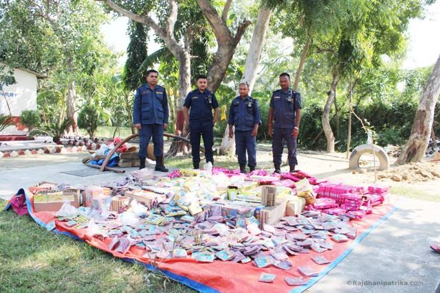 सिरहा प्रहरीद्वारा १५ लाखको पटाका नष्ट