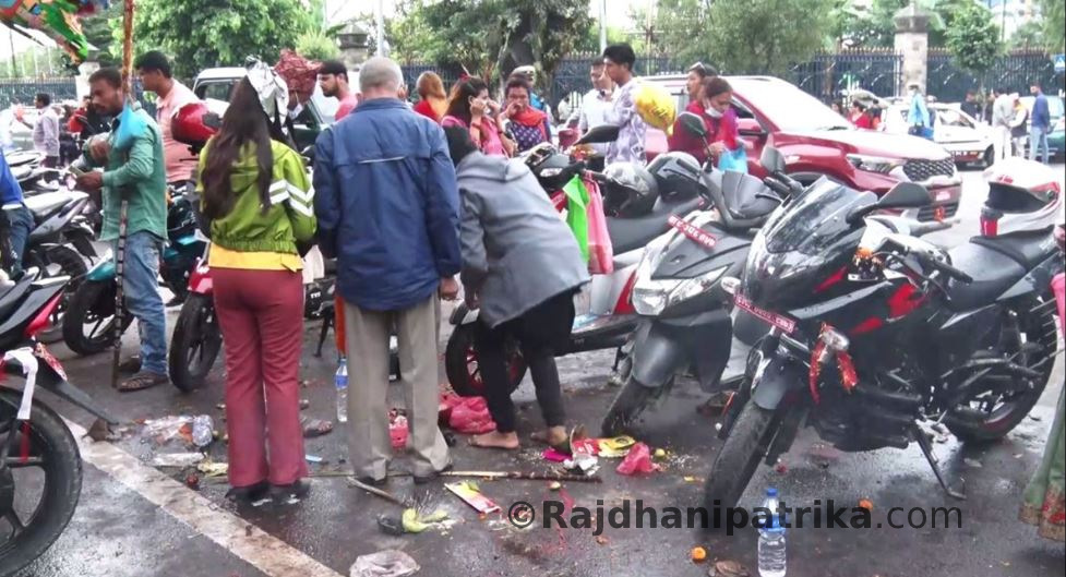 भद्रकाली मन्दिरमा सवारीसाधनको पूजा गर्नेको भीड