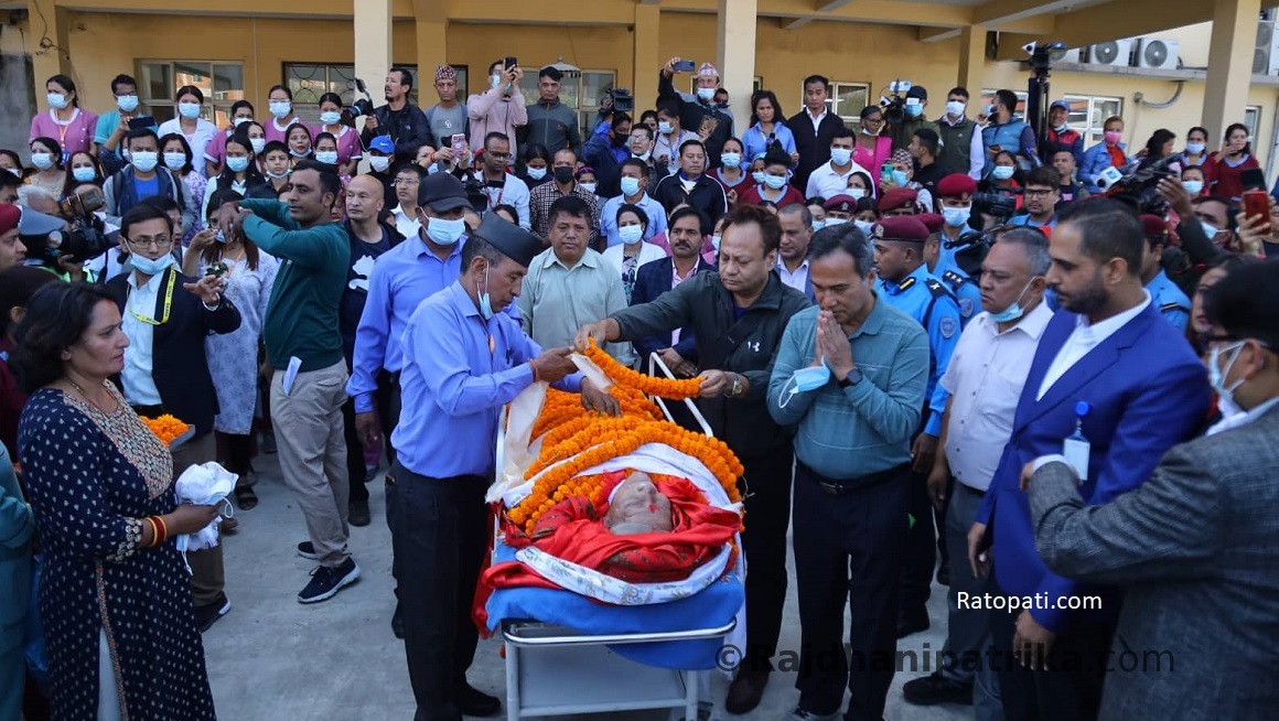 शताब्दी पुरुष जोशीको पार्थिव शरीरमा श्रद्धाञ्जलि दिइँदै