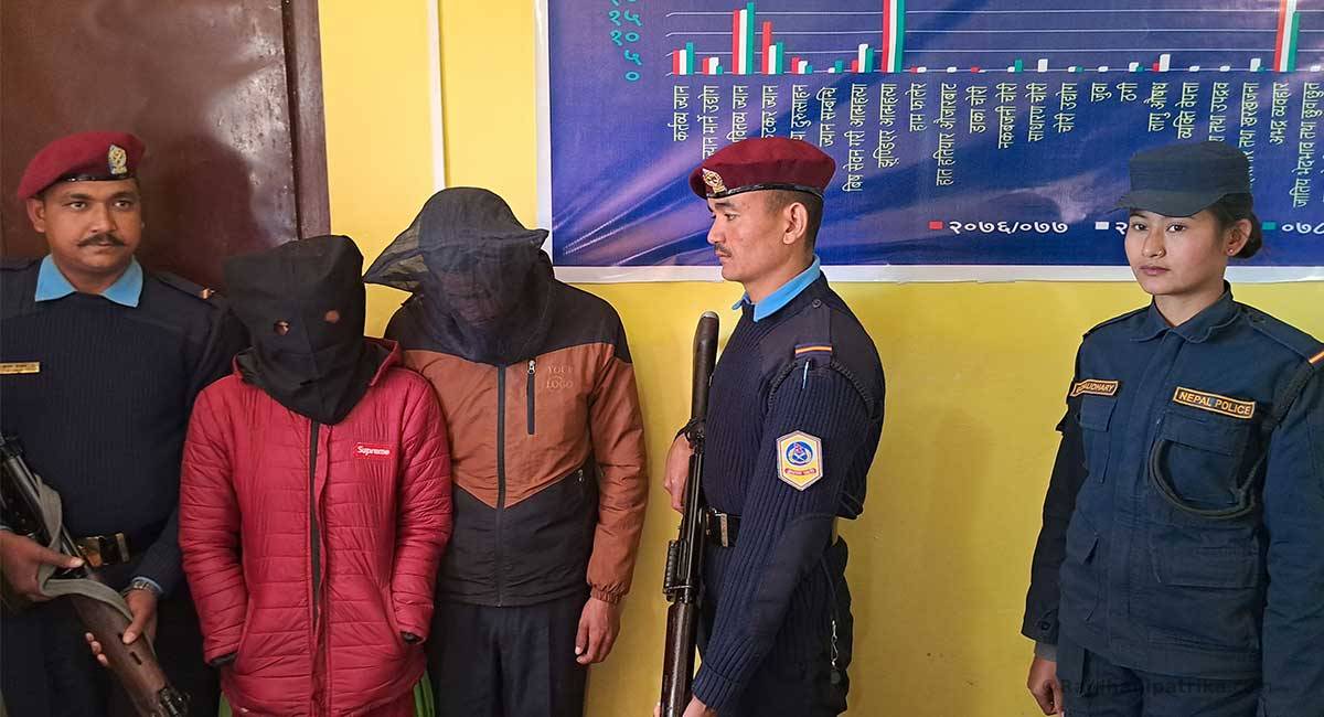 शिक्षकको हत्या गर्ने दुईजना  अभियुक्त सार्वजनिक