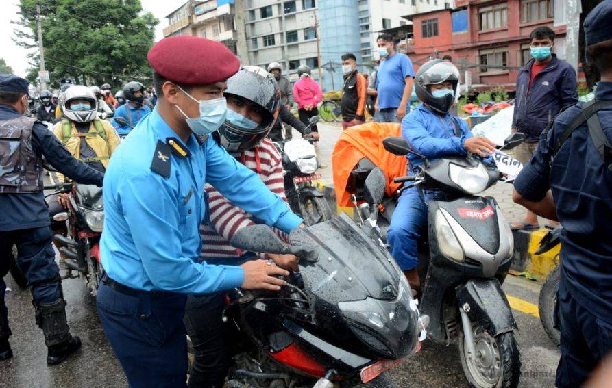 अफलाइन राइडरलाई धमाधम कारबाही गर्दै प्रहरी, चोक चोकमा ‘पठाओ हो ?’ भन्नेसँग सावधान