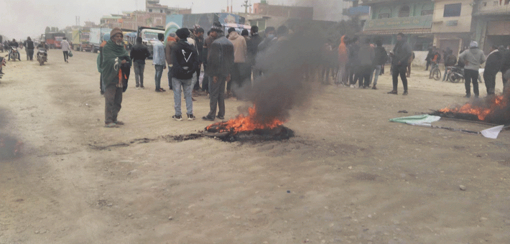 सिरहामा विद्यालयको लापरबाहीले छात्राको मृत्यु भएपछि प्रदर्शन, ३ राउण्ड हवाइफायर