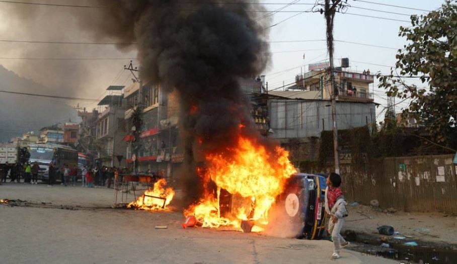 बालाजु क्षेत्रको आन्दोलन उग्र बन्दै, प्रदर्शनकारीले प्रहरीको दुईवटा गाडी जलाए