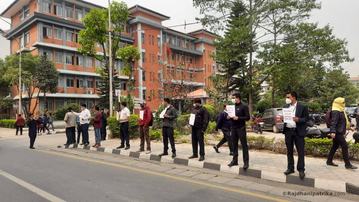 कर्मचारी आन्दोलन विभाजित, सत्तापक्ष पक्षको स्थगित र विपक्षीको जारी