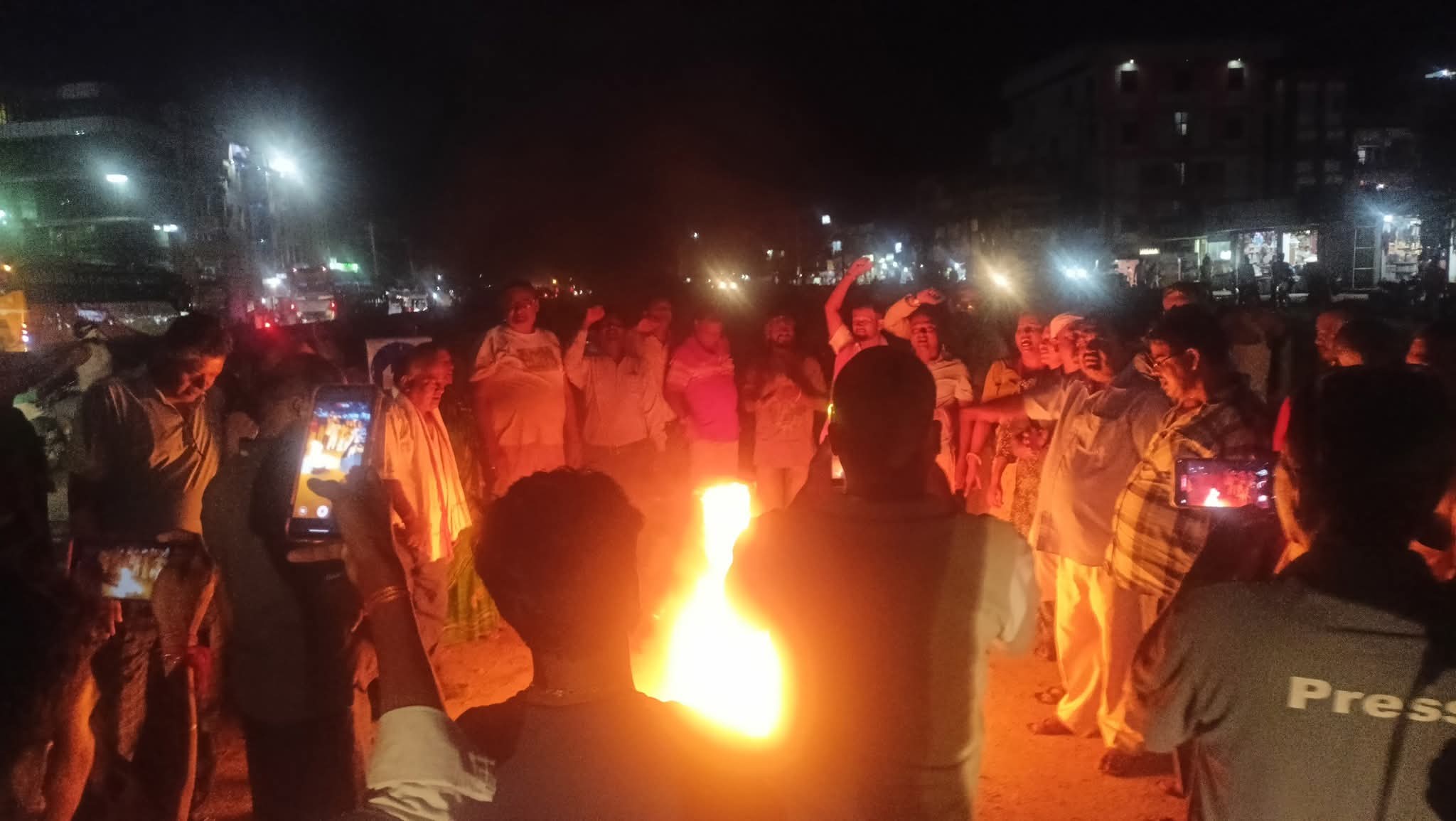 मधेसमा ओली सरकारविरुद्ध आक्रोश, सडकमा टायर बाल्दै विरोध प्रदर्शन