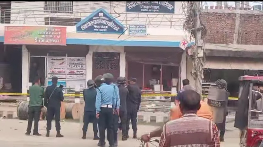 सिरहा बार एसोसिएसन कार्यालयमा विस्फोट, एक कर्मचारी घाइते
