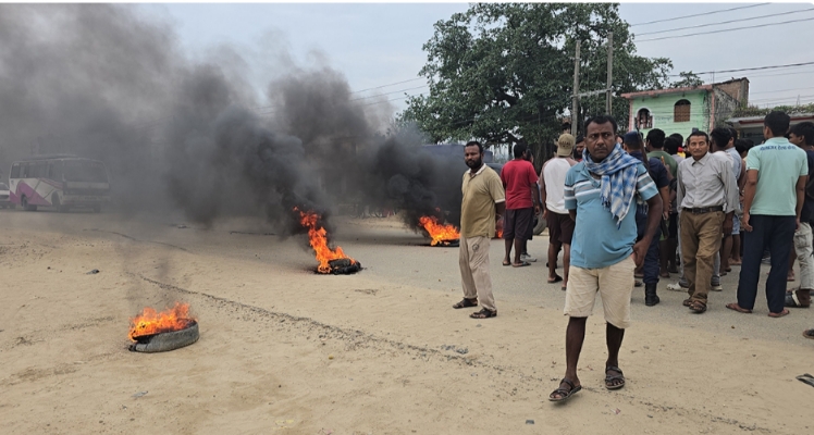 गोलबजारमा राजमार्ग अवरुद्ध, कञ्चनपुर–कमला सडकमा स्थानीय आक्रोश